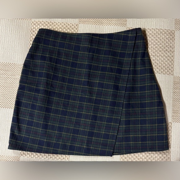 Hollister Dresses & Skirts - HOLLISTER A-line Wrap Plaid Mini Skirt in Navy and Green Size Small